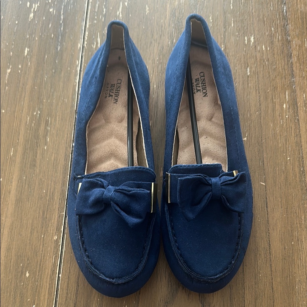 NWOT Avon cushion walk shoes 6